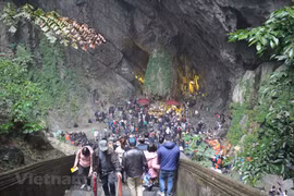 Pagoda Huong en Vietnam recibe a cinco mil visitantes en primer día de su reapertura