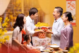 Regalar dinero para buena suerte en la fiesta vietnamita de Tet