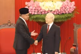 El secretario general del Partido Comunista de Vietnam, Nguyen Phu Trong, recibió en 2023 al primer ministro de Malasia, Anwar Ibrahim, (Fuente: VNA)