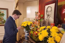 Kyril Whittaker, investigador sobre historia y política vietnamita y miembro del Partido Comunista de Gran Bretaña, rinde tributo al Presidente Ho Chi Minh. (Fuente: VNA)