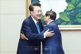 El primer ministro vietnamita, Pham Minh Chinh, con el presidente surcoreano, Yoon Suk Yeol. (Fuente: VNA)