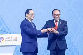 El primer ministro de Malasia, Anwar bin Ibrahim, recibe el mazo de la presidencia de la ASEAN de manos de su homólogo laosiano, Sonexay Siphandone. (Fuente: VNA)