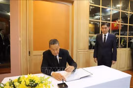 El primer ministro tailandés, Srettha Thavisin, escribe en el libro de condolencias. (Fuente: VNA)