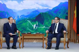 El primer ministro de Vietnam, Pham Minh Chinh, recibe a Suga Yoshihide, enviado especial del Primer Ministro y exprimer ministro de Japón. (Fuente: VNA)