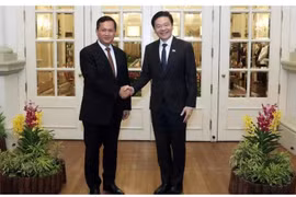 El primer ministro de Singapur, Lawrence Wong, y su homólogo camboyano, Hun Manet (Fuente: Ministerio de Comunicación e Información de Singapur)