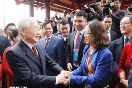 El secretario general del Partido Comunista de Vietnam, Nguyen Phu Trong, y vietnamitas que residen en el extranjero. (Fuente: VNA)