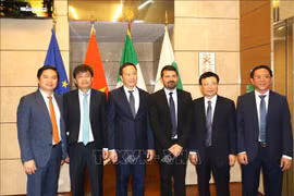 El embajador vietnamita en Italia, Duong Hai Hung, y delegados en el evento. (Fuente: VNA)