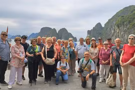 Turistas españoles visitan la Bahía de Ha Long. (Fuente:nhandan.vn)