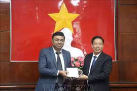 El cónsul general de la India en Ciudad Ho Chi Minh, Madan Mohan Sethi, yNguyen Thuc Hien, vicepresidente del Comité Popular de la ciudad de Can Tho (Fuente: VNA)