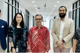 (De izquierda a derecha) Nicholas Sagau, director de operaciones del grupo Rev Media;, Arianne Santoso, directora de asuntos gubernamentales y políticas públicas de Google; Fahmi Fadzil, ministro de Comunicaciones; Adeel Farhan, director general de socios de Google News; y Rafiq Razali, director general del grupo Media Prima Bhd, (Fuente: Google)