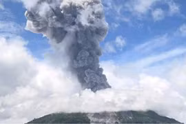 Volcán en el este de Indonesia entra en erupción, elevando el nivel de alerta (Fuente: AFP)