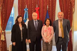 La embajadora vietnamita en Argentina, Ngo Minh Nguyet, recibe a Jorge Taiana, a cargo de los relaciones internacionales del Partido Justicialista argentino, excanciller y exministro de Defensa. (Fuente: VNA)