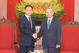 El secretario general del Comité Central del Partido Comunista de Vietnam (PCV) y presidente, To Lam, y Liu Ning, miembro del Comité Central del Partido Comunista de China (PCCh) y secretario del Comité del PCCh de la Región Autónoma Zhuang de Guangxi de China. (Fuente: VNA)