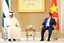 El primer ministro de Vietnam, Pham Minh Chinh, y el titular de Industria y Tecnología Avanzada de EAU, Sultan bin Ahmed Al Jaber. (Fuente: VNA)