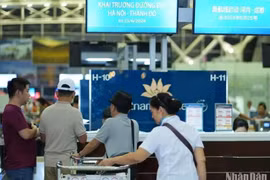 Pasajeros del primer vuelo entre Hanoi y la ciudad china de Chengdu (Fuente: Nhan Dan)