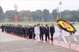 Dirigentes del Partido y del Estado rinden homenaje a mártires de guerra y Presidente Ho Chi Minh