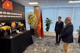 El presidente de la Asamblea General de las Naciones Unidas del 78 periodo de sesiones, Dennis Francis, rinde homenaje al secretario general del Partido Comunista de Vietnam, Nguyen Phu Trong. (Fuente: VNA)