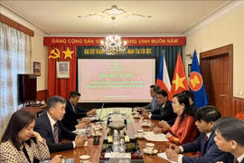 En la sesión de trabajo de la delegación con la Embajada de Vietnam (Fuente:VNA)