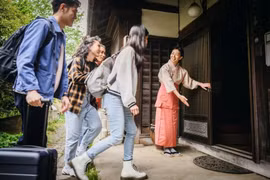 Los ryokan, un modelo tradicional de alojamiento japonés que normalmente contiene un futón (colchón plegable) en suelos de tatami (esterilla de paja), atraen a los turistas vietnamitas. (Fuente: VietnamPlus)
