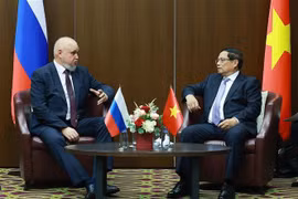 El primer ministro de Vietnam, Pham Minh Chinh, y el ministro de Energía ruso, Serguéi Tsivilev. (Fuente: VNA)