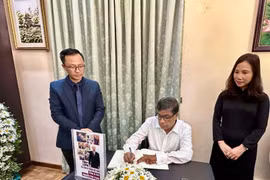 G. Weerasinghe, secretario general del Partido Comunista de Sri Lanka, escribe en el libro de condolencias. (Fuente: VNA)