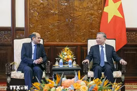 El presidente vietnamita, To Lam, y el embajador indio en Vietnam, Sandeep Arya (Fuente: VNA)