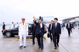El secretario general del Partido Popular Revolucionario y presidente de Laos, Thongloun Sisoulith, llega a Hanoi. (Fuente: VNA)