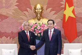 El presidente de la Asamblea Nacional de Vietnam (ANV), Tran Thanh Man, y el vicepresidente de la Asamblea Nacional y presidente del Comité de Paz y Solidaridad de Laos, Sommad Pholsena. (Fuente: VNA)