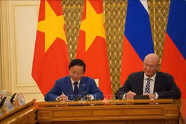 El viceprimer ministro vietnamita Tran Hong Ha y su homólogo ruso Dmitry Chernyshenko en el evento. (Fuente: VNA)