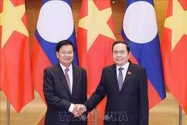 El presidente de la Asamblea Nacional de Vietnam, Tran Thanh Man, y el secretario general del Partido Popular Revolucionario de Laos y presidente de ese país, Thongloun Sisoulith. (Fuente: VNA)