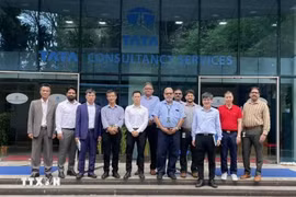 La delegación vietnamita y representantes de la firma Tata Consultancy Services. (Fuente: VNA)