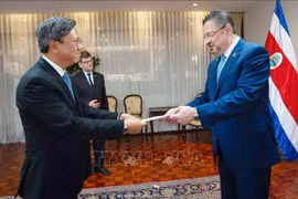 El embajador de Vietnam en Cuba, concurrente a Costa Rica, Le Quang Long, entrega cartas credenciales al presidente costarricense, Rodrigo Chaves Robles. (Fuente: VNA)