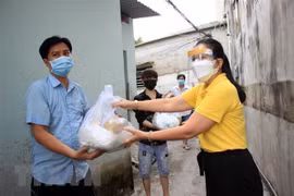 Máximo dirigente partidista alienta a autoridades y pobladores de Ciudad Ho Chi Minh en lucha antiepidémica