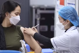 Aceleran campaña de vacunación de primavera contra el COVID-19 en Vietnam