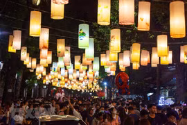 Festival del Medio Otoño en calles antiguas de Hanoi