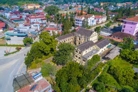 Descubren la mansión antigua más grande del emperador Meo en el distrito de Bac Ha