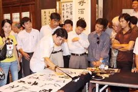 Clase gratuita para amantes de caligrafía en Vietnam