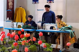 Preservan en Vietnam la belleza de Ao Dai masculino 