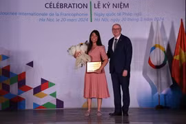  Reconocen en Vietnam a pintora suiza por proyecto caritativo en Día Internacional de Francofonía