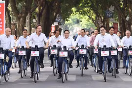 Primer ministro de Vietnam y su homólogo neerlandés recorren Hanoi en bicicleta