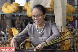 Tejer telas a partir de seda de loto, producto único de Vietnam