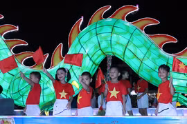 Modelos gigantes de linternas del Festival de Medio Otoño en Tuyen Quang