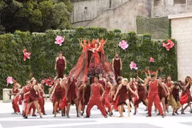“Danzas del Sol” atraen a turistas a la ciudad costera de Da Nang