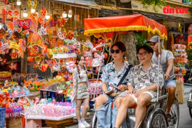 Calle de Hang Ma con colores vibrantes en vísperas del Festival del Medio Otoño