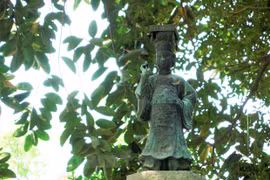 Contemplan estatua del rey Le Thai To en Hanoi