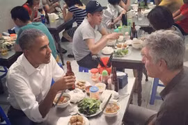(Video) La atracción especial del restaurante “Bun cha Obama”