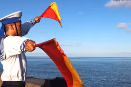 Soldados de la Marina guían a barcos en Truong Sa