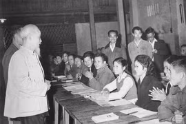 El Presidente Ho Chi Minh visita una clase nocturna de conocimientos generales y técnicos de los trabajadores de la planta automovilística 1-5, un ejemplo pionero del movimiento de educación del sector industrial en Hanoi, 1963 (Fuente: hochiminh.vn)