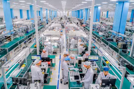 En una planta de celulares inteligentes de 5G en Vietnam