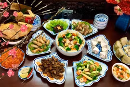 Bandeja de platos de vietnamitas en el último día del año lunar
